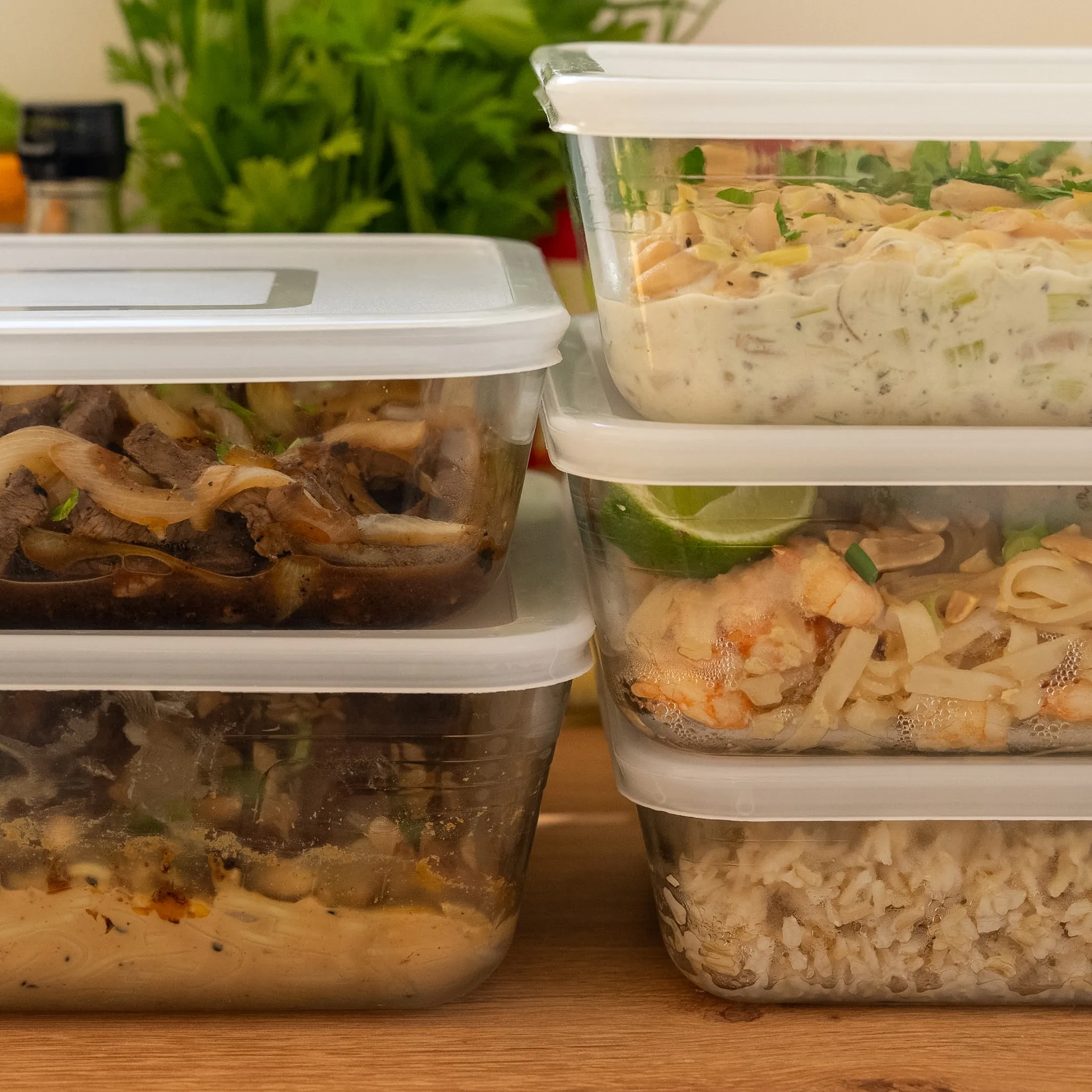 Plats maison rangés dans des boîtes fermées, prêts pour la semaine.