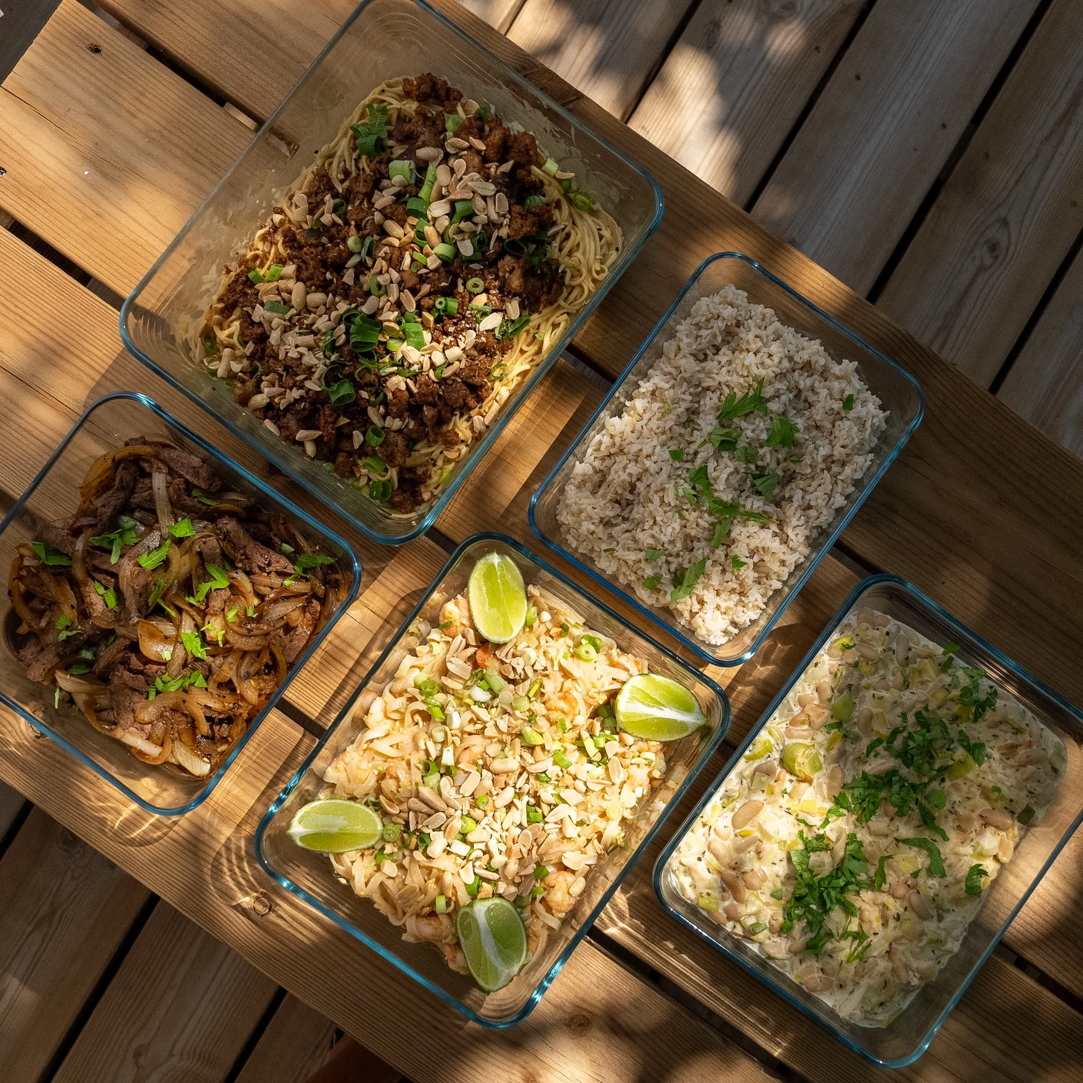 Plusieurs plats maison, préparés et rangés, prêts pour la semaine.