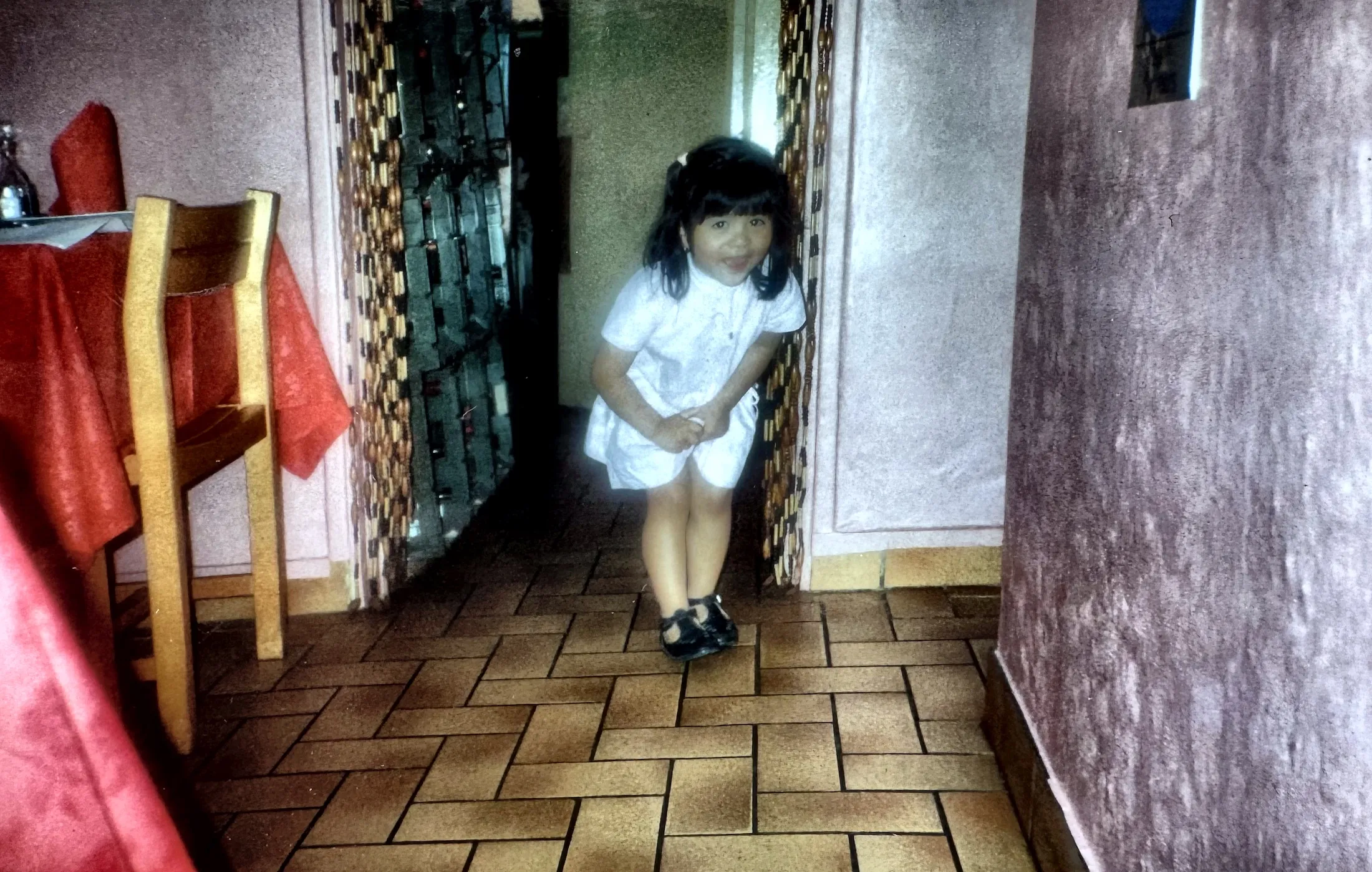 Christina enfant, dans le restaurant familial.
