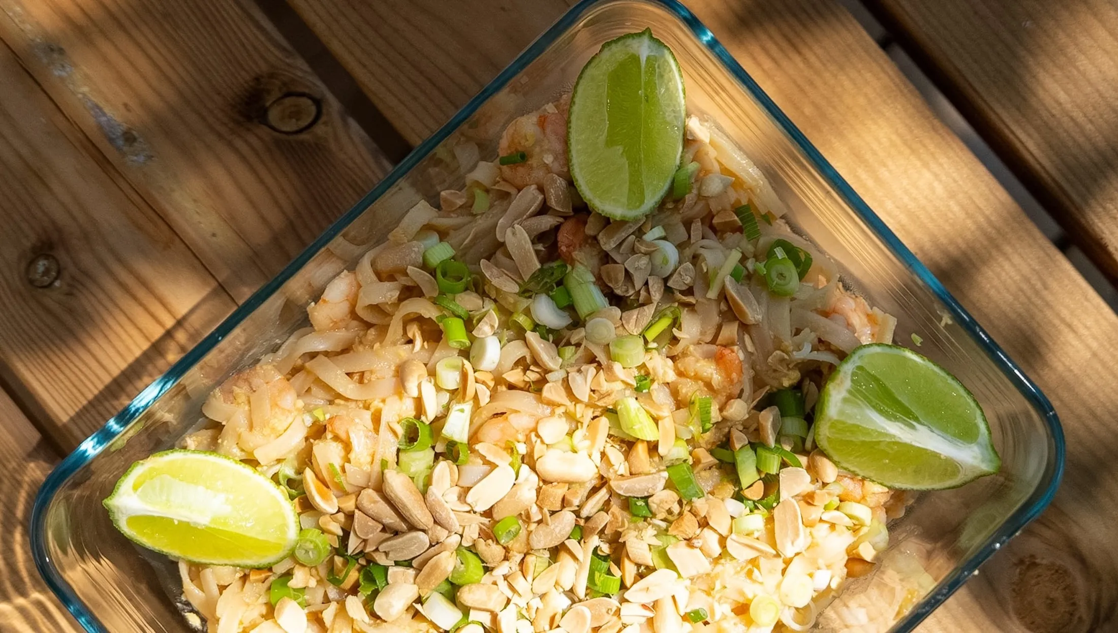 Plat signature dressé avec soin, vue de dessus, prêt à être servi.