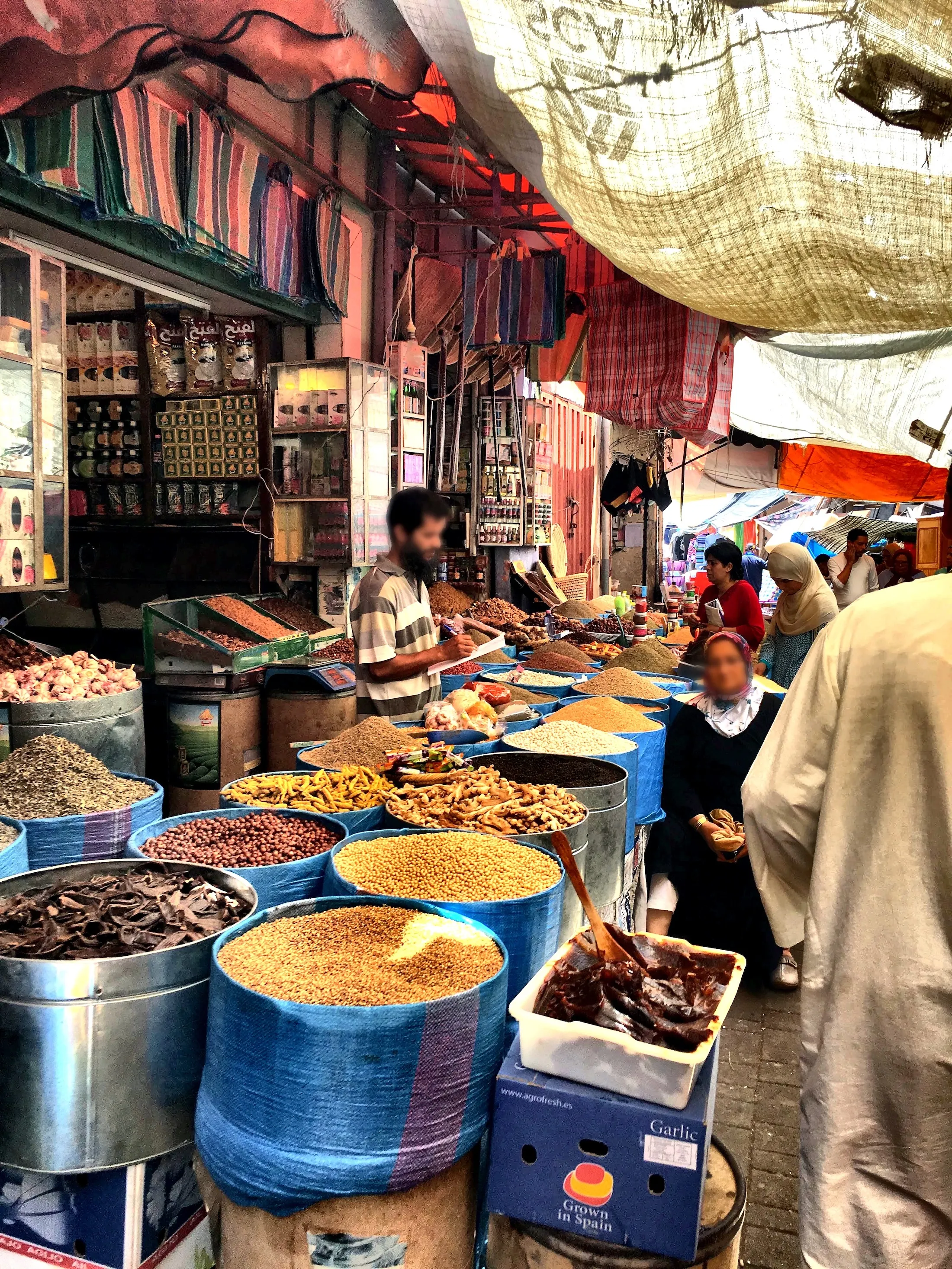 Étal d'épices colorées dans un souk, atmosphère de marché du monde.